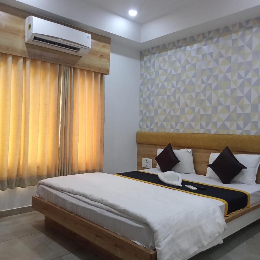 Hotel Fun City Navsari Luaran gambar