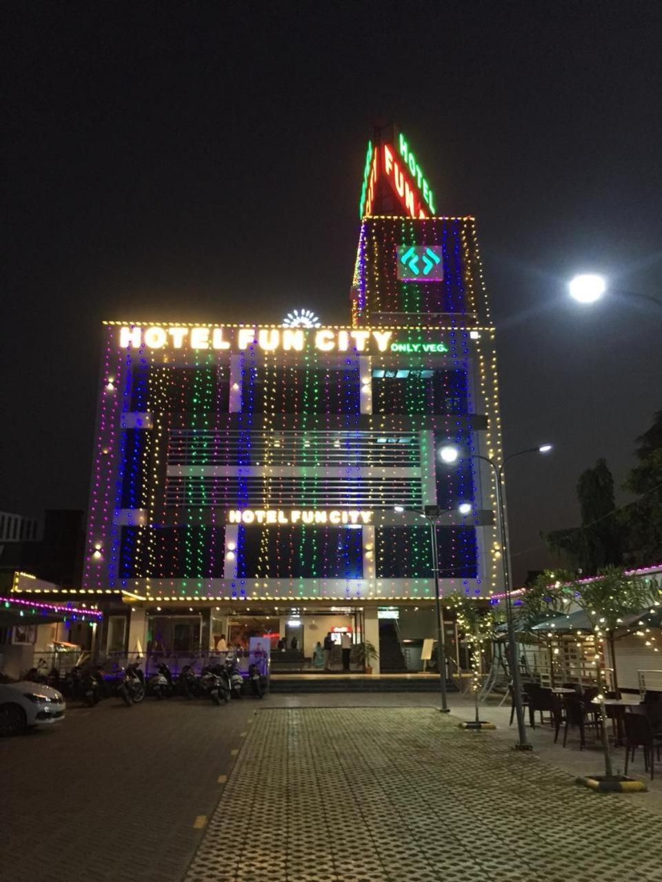 Hotel Fun City Navsari Luaran gambar