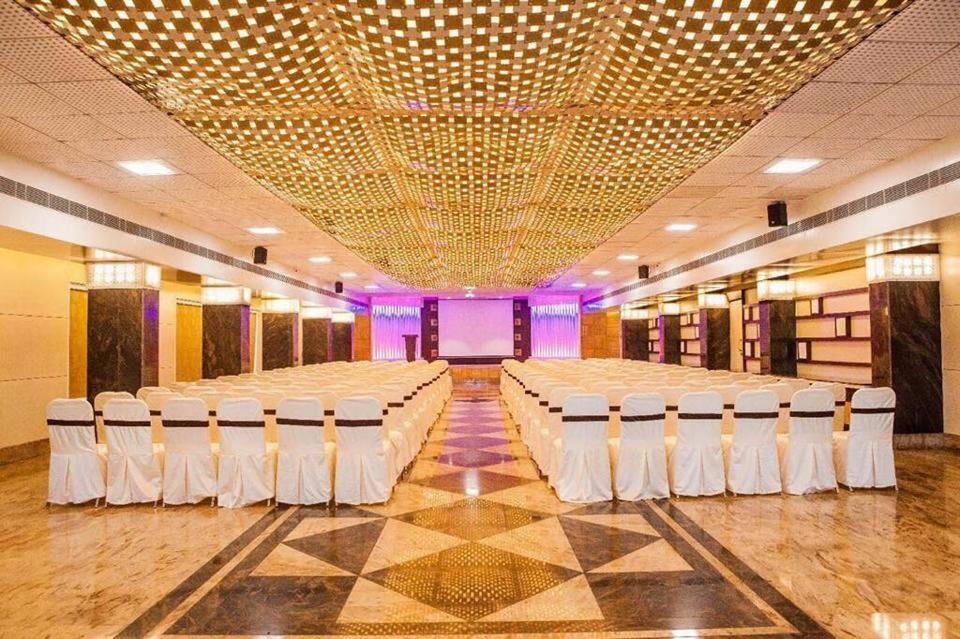Hotel Fun City Navsari Luaran gambar