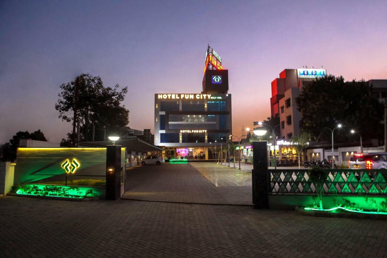Hotel Fun City Navsari Luaran gambar