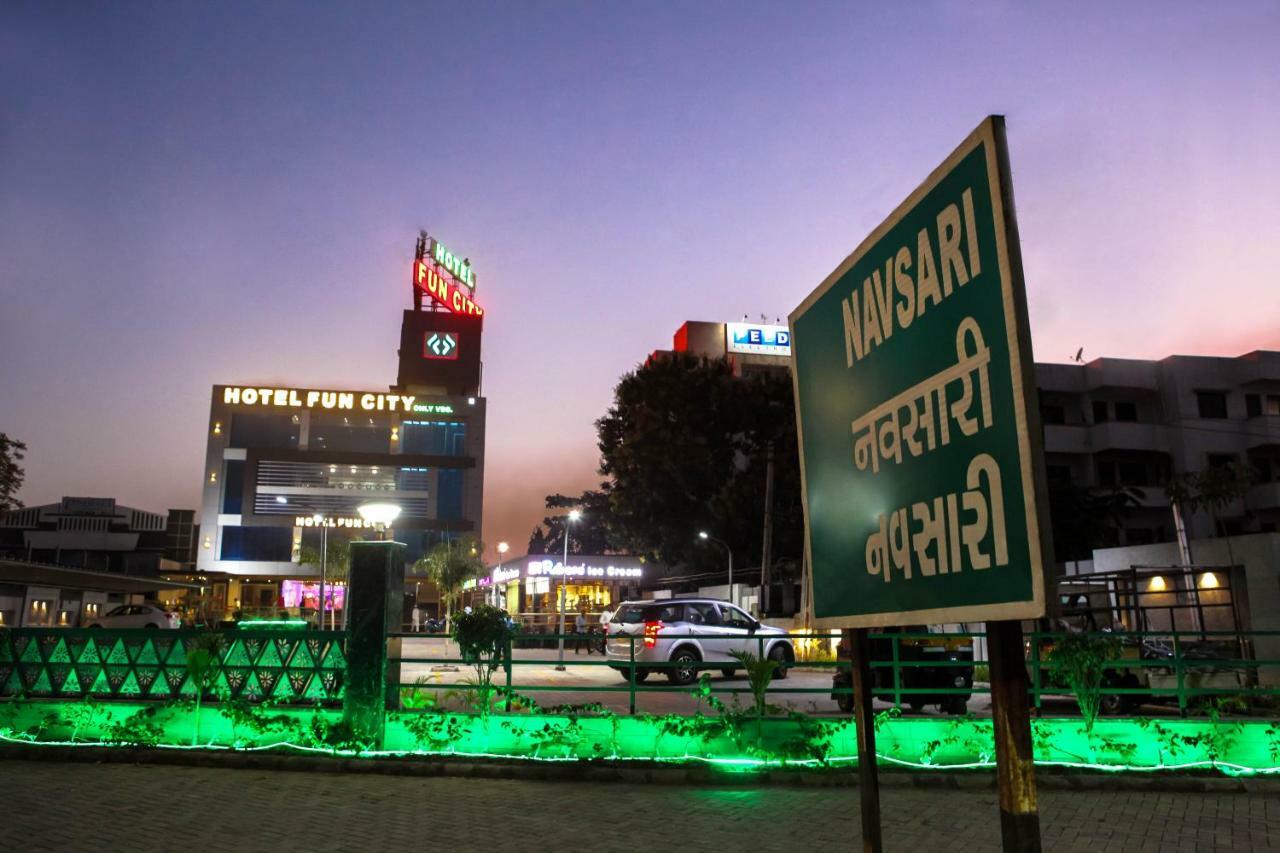 Hotel Fun City Navsari Luaran gambar