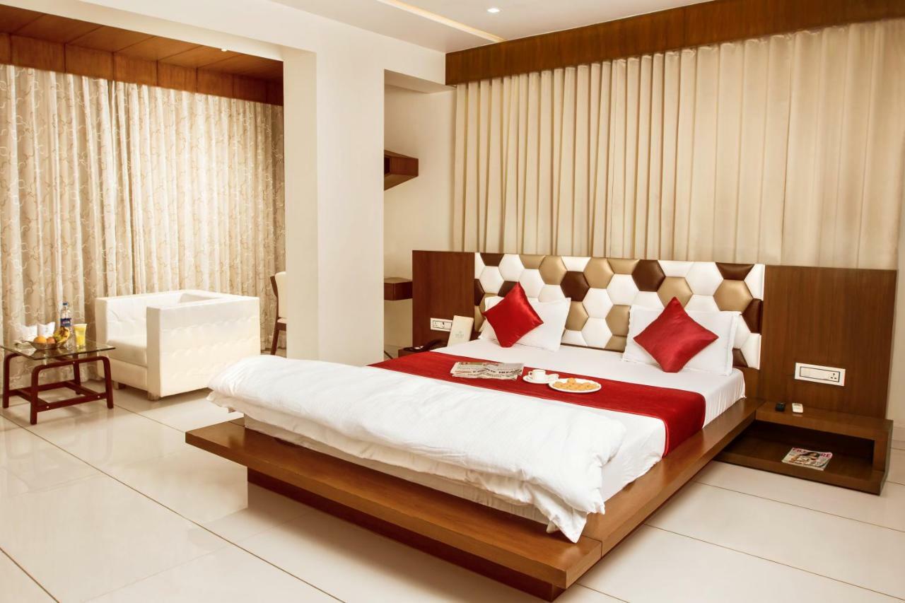 Hotel Fun City Navsari Luaran gambar