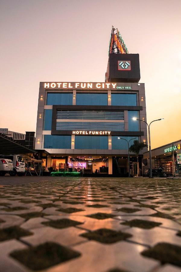 Hotel Fun City Navsari Luaran gambar