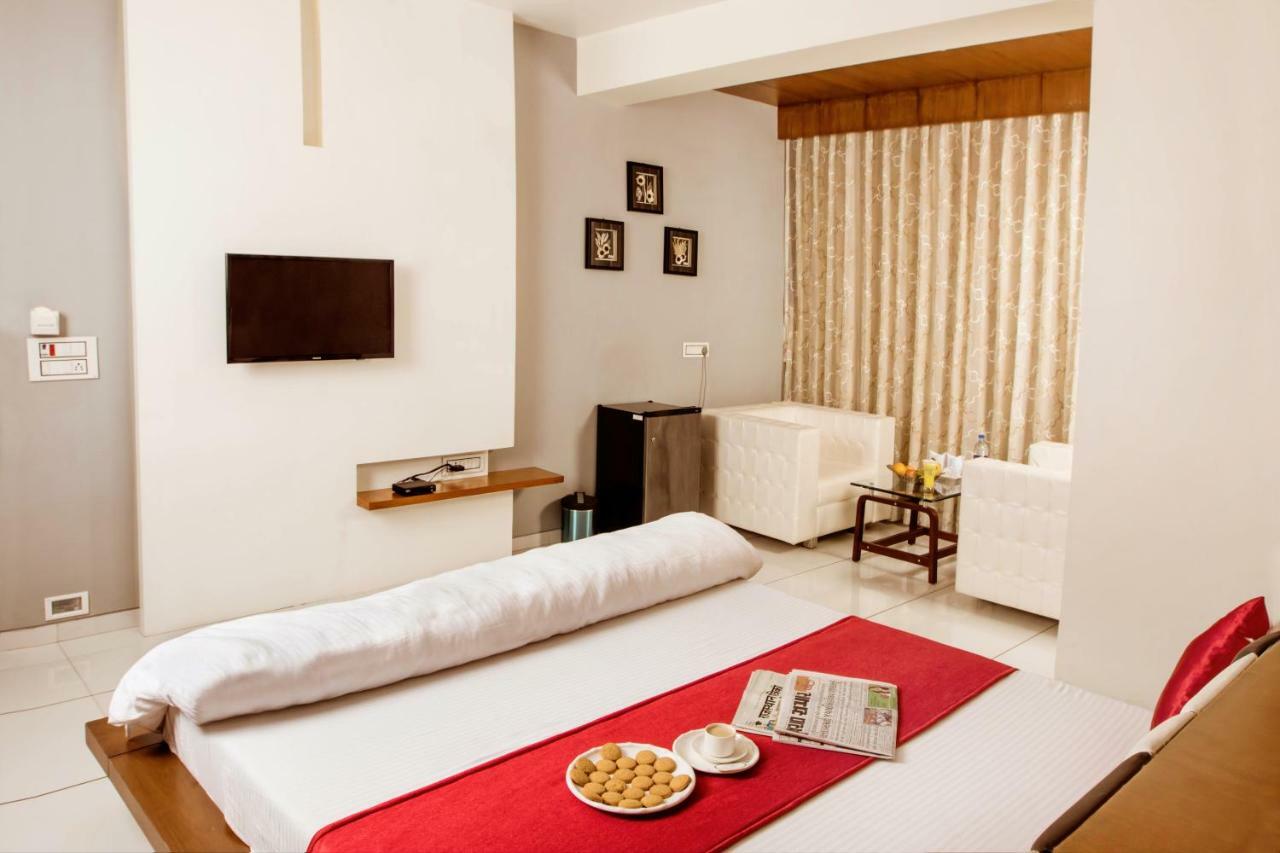 Hotel Fun City Navsari Luaran gambar