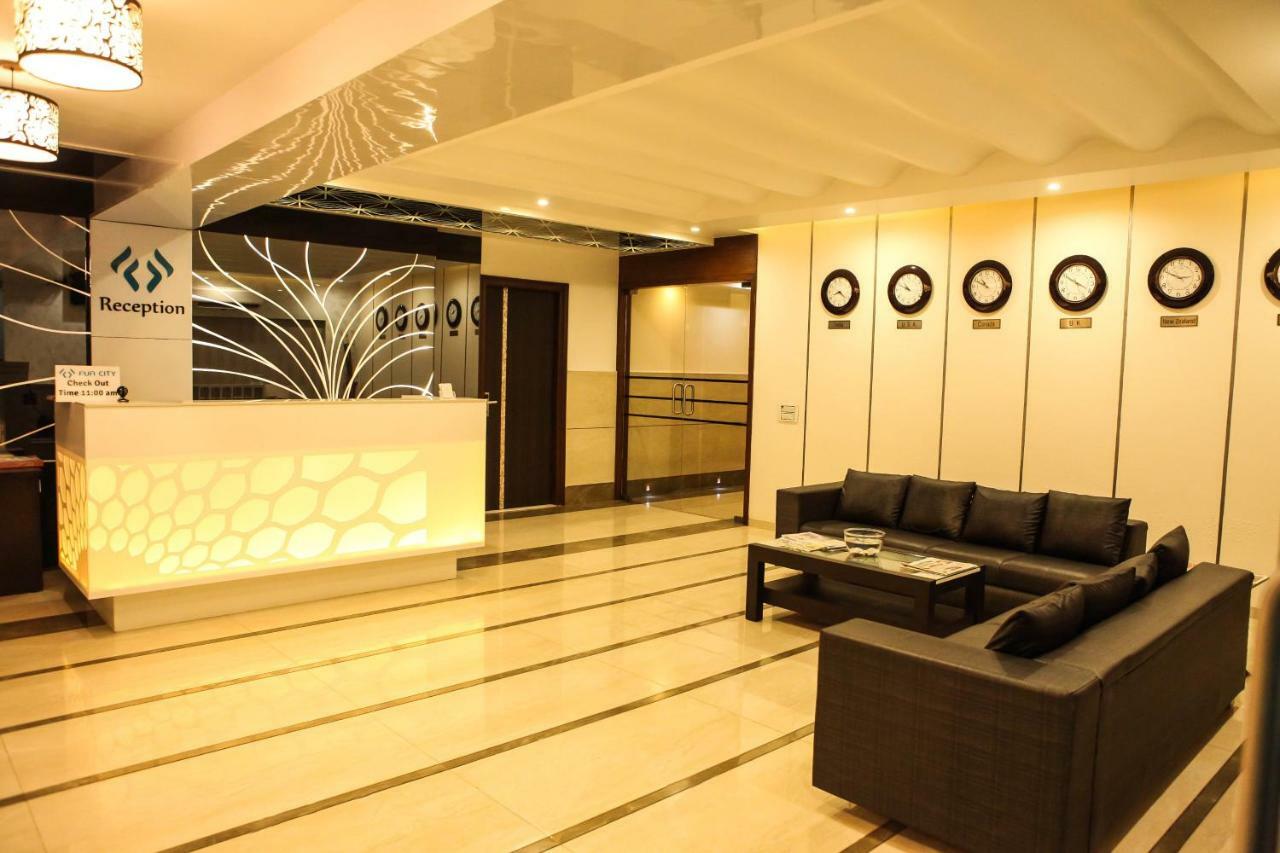 Hotel Fun City Navsari Luaran gambar