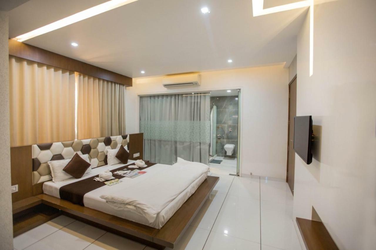 Hotel Fun City Navsari Luaran gambar