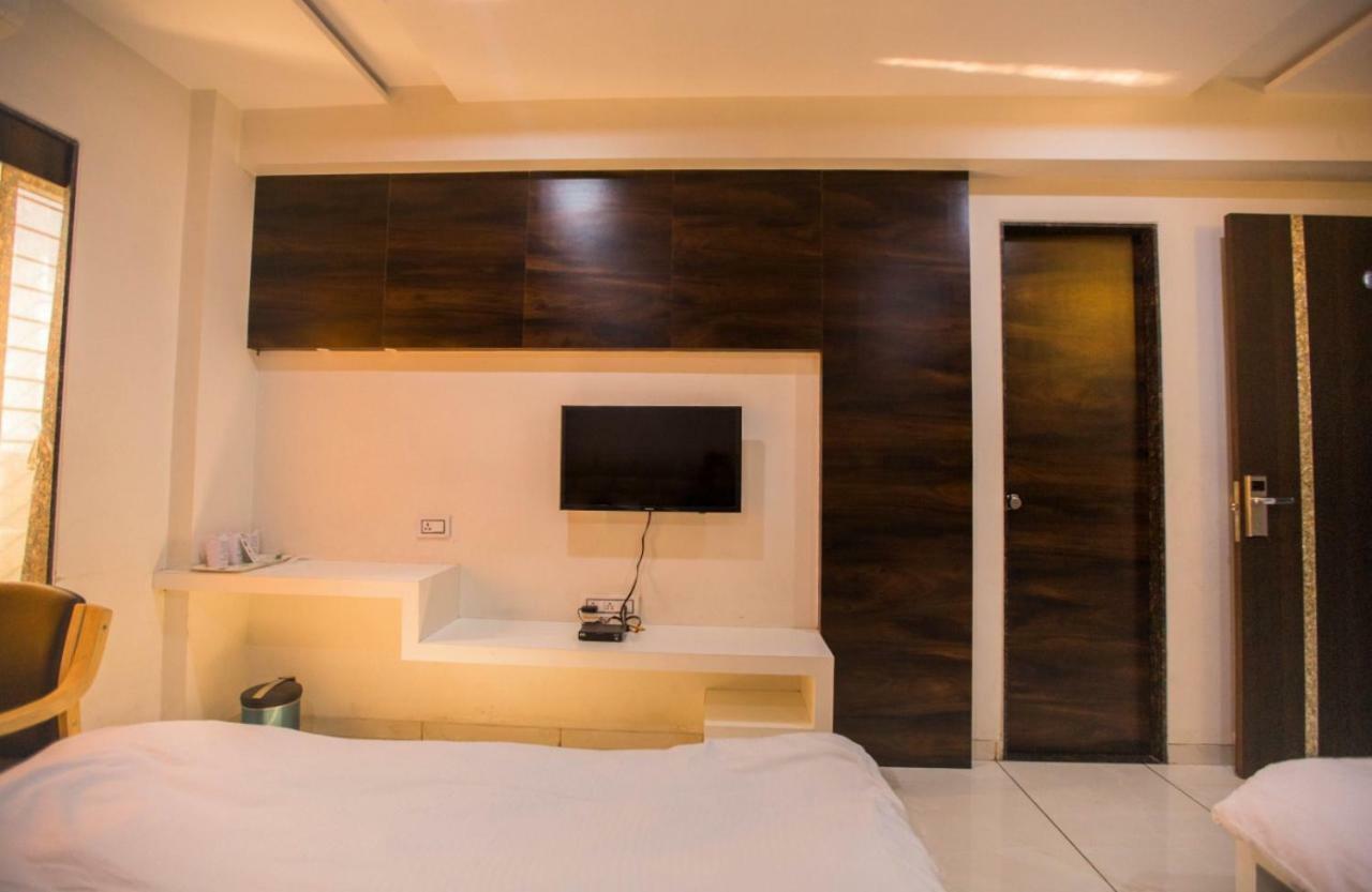 Hotel Fun City Navsari Luaran gambar