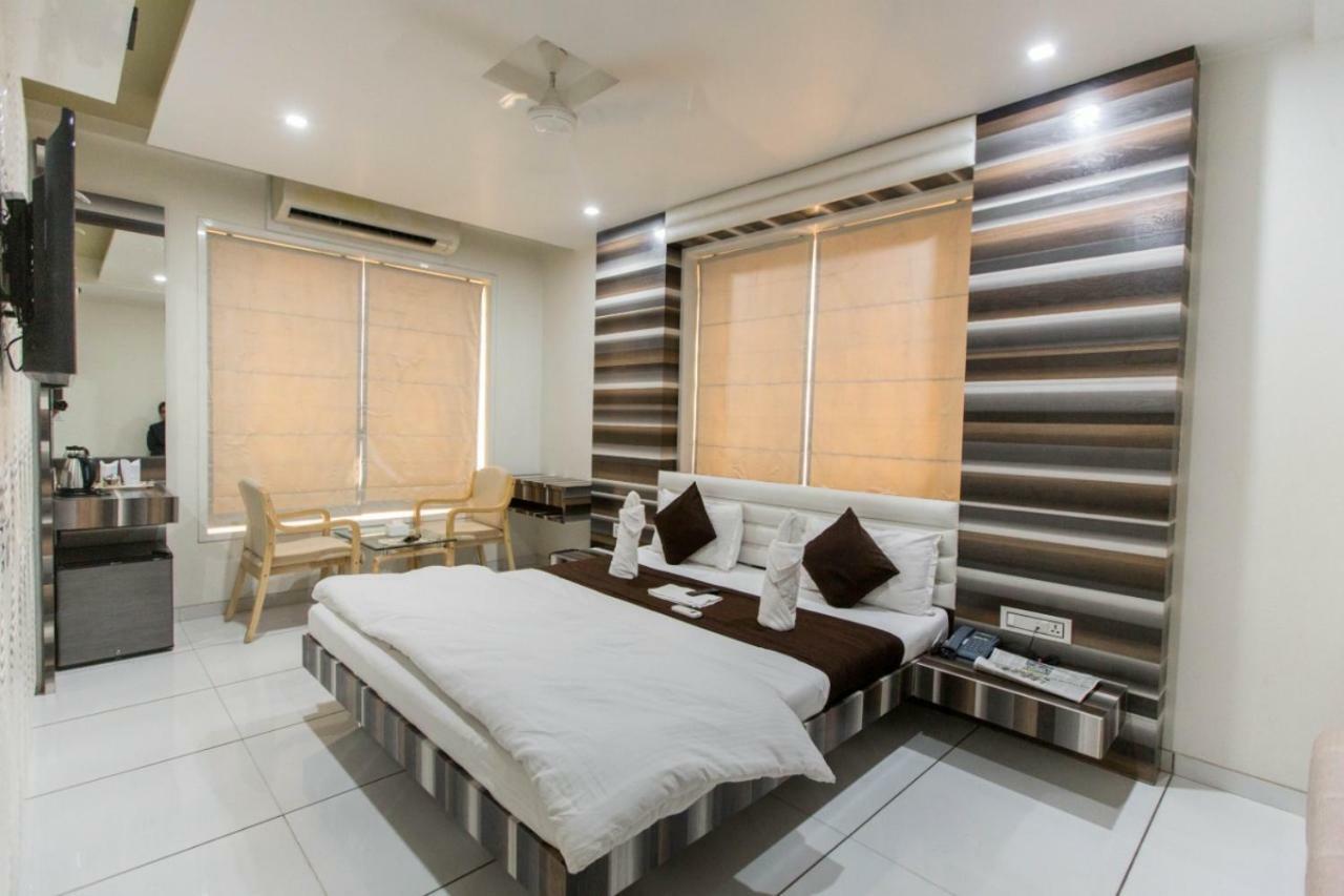 Hotel Fun City Navsari Luaran gambar