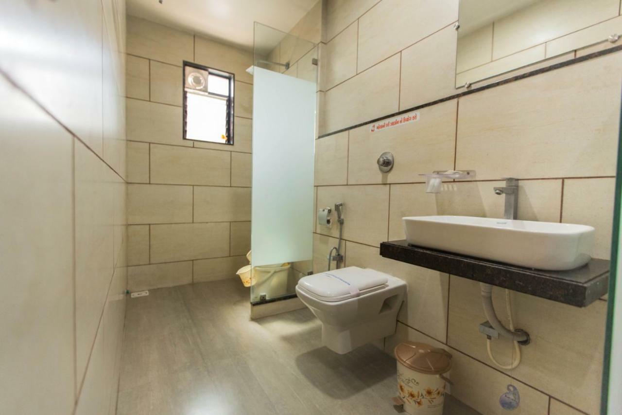 Hotel Fun City Navsari Luaran gambar