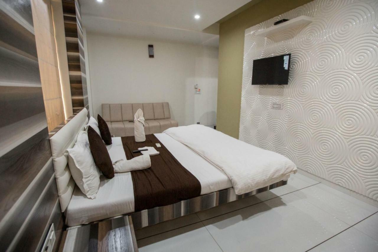 Hotel Fun City Navsari Luaran gambar
