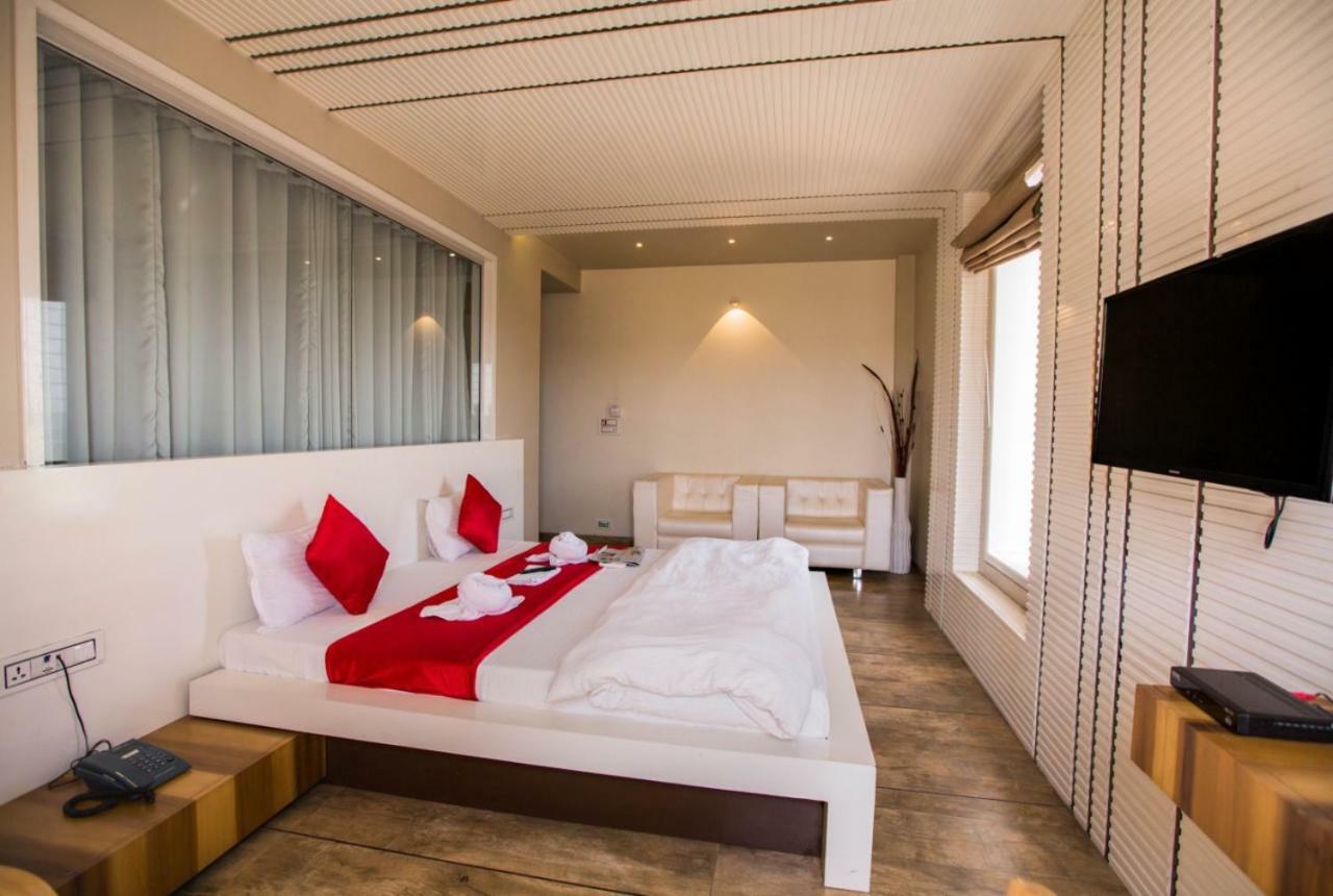 Hotel Fun City Navsari Luaran gambar