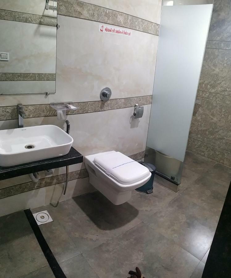 Hotel Fun City Navsari Luaran gambar