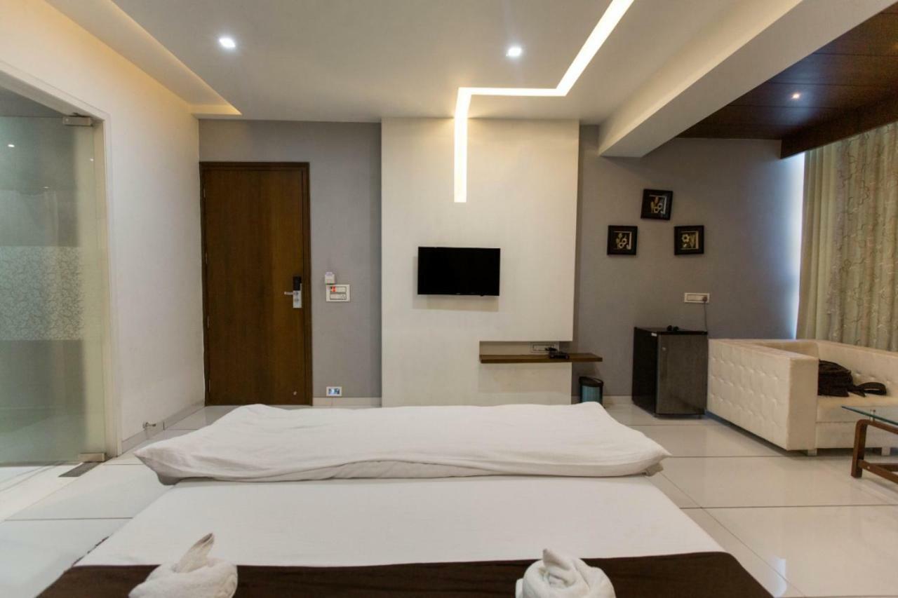 Hotel Fun City Navsari Luaran gambar
